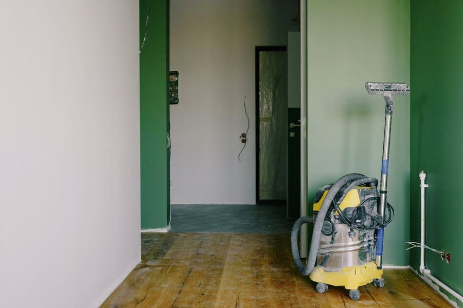 Industriesauger in einem frisch renovierten Raum