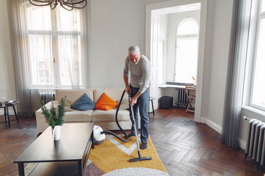 Wohnzimmer wird gesaugt