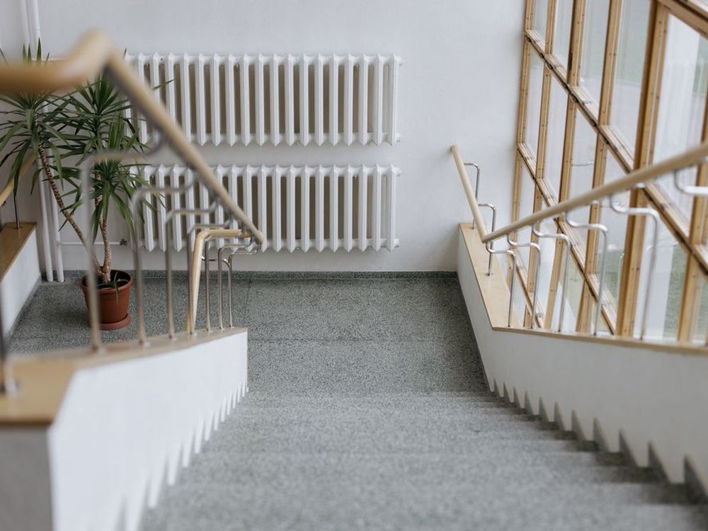 Sauberes Treppenhaus mit Holzgeländer